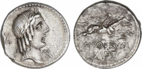 Denario. 90-89 a.C. CALPURNIA. L. Calpurnius Piso Frugi. Anv.: Cabeza laureada de Apolo a derecha, detrás letra X, delante letra X. Rev.: Jinete galop...