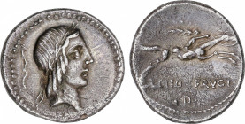 Denario. 90-89 a.C. CALPURNIA. L. Calpurnius Piso Frugi. Anv.: Cabeza laureada de Apolo a derecha, detrás arco. Rev.: Jinete galopando a derecha, deba...