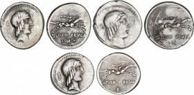 Lote 3 monedas Denario. 90-89 a.C. CALPURNIA. L. Calpurnius Piso Frugi. AR. Todas tipo cabeza y jinete a derecha. Símbolos en anverso: Acrostolio, fle...