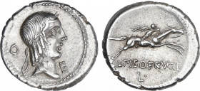 Denario. 90-89 a.C. CALPURNIA. L. Calpurnius Piso Frugi. Anv.: Cabeza laureada de Apolo a derecha, detrás letra O, delante letra E. Rev.: Jinete galop...