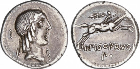Denario. 90-89 a.C. CALPURNIA. L. Calpurnius Piso Frugi. Anv.: Cabeza laureada de Apolo a derecha, detrás letra I, delante letra B. Rev.: Jinete galop...