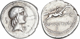 Denario. 90-89 a.C. CALPURNIA. L. Calpurnius Piso Frugi. Anv.: Cabeza laureada de Apolo a derecha, detrás letra S, delante letra F. Rev.: Jinete galop...