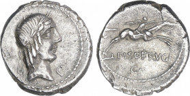 Denario. 90-89 a.C. CALPURNIA. L. Calpurnius Piso Frugi. Anv.: Cabeza laureada de Apolo a derecha, detrás ciervo, delante letra C. Rev.: Jinete galopa...