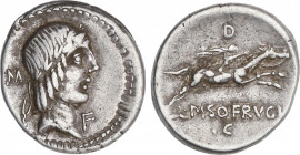 Denario. 90-89 a.C. CALPURNIA. L. Calpurnius Piso Frugi. Anv.: Cabeza laureada de Apolo a derecha, detrás letra M, delante Letra F. Rev.: Jinete galop...