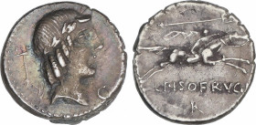 Denario. 90-89 a.C. CALPURNIA. L. Calpurnius Piso Frugi. Anv.: Cabeza laureada de Apolo a derecha, detrás tridente, delante letra C. Rev.: Jinete galo...