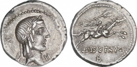 Denario. 90-89 a.C. CALPURNIA. L. Calpurnius Piso Frugi. Anv.: Cabeza laureada de Apolo a derecha, detrás tridente, delante letra N. Rev.: Jinete galo...