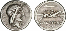 Denario. 90-89 a.C. CALPURNIA. L. Calpurnius Piso Frugi. Anv.: Cabeza laureada de Apolo a derecha, detrás hacha, delante letra O. Rev.: Jinete galopan...