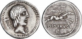 Denario. 90-89 a.C. CALPURNIA. L. Calpurnius Piso Frugi. Anv.: Cabeza laureada de Apolo a derecha, detrás hacha, delante Letra R. Rev.: Jinete galopan...