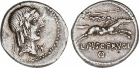 Denario. 90-89 a.C. CALPURNIA. L. Calpurnius Piso Frugi. Anv.: Cabeza laureada de Apolo a derecha, detrás letra I: delante Bucranium. Rev.: Jinete gal...