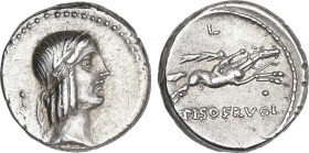 Denario. 90-89 a.C. CALPURNIA. L. Calpurnius Piso Frugi. Anv.: Cabeza laureada de Apolo a derecha, detrás signo fraccionario de dos puntos. Rev.: Jine...