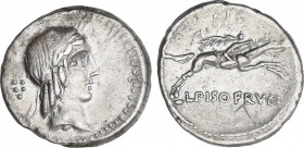 Denario. 90-89 a.C. CALPURNIA. L. Calpurnius Piso Frugi. Anv.: Cabeza laureada de Apolo a derecha, detrás signo fraccionario de 5 puntos. Rev.: Jinete...
