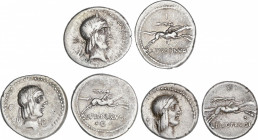 Lote 3 monedas Denario. 90-89 a.C. CALPURNIA. L. Calpurnius Piso Frugi. AR. Todas tipo cabeza y jinete a derecha. En anverso dos con signo fraccionari...