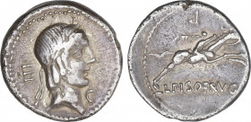 Denario. 90-89 a.C. CALPURNIA. L. Calpurnius Piso Frugi. Anv.: Cabeza laureada de Apolo a derecha, detrás letra E, delante letra C. Rev.: Jinete galop...