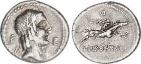 Denario. 90-89 a.C. CALPURNIA. L. Calpurnius Piso Frugi. Anv.: Cabeza laureada de Apolo a derecha, detrás letra F, delante letra E. Rev.: Jinete galop...