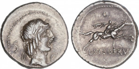 Denario. 90-89 a.C. CALPURNIA. L. Calpurnius Piso Frugi. Anv.: Cabeza laureada de Apolo a derecha, detrás letra S, delante letra C. Rev.: Jinete galop...
