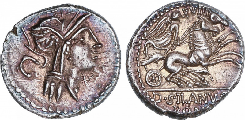 Denario. 91 a.C. JUNIA. D. Junius Silanus L.f. Anv.: Cabeza de Roma, detrás letr...