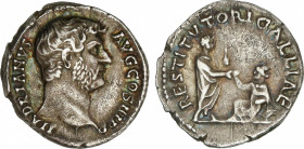 Denario. Acuñada el 134-138 d.C. ADRIANO. Anv.: HADRIANVS AVG. COS. III P. P. Busto descubierto a derecha. Rev.: RESTITVTORI GALLIAE. Adriano en pie a...