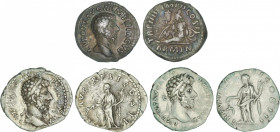 Lote 3 monedas Denario. Acuñadas el 156-175 d.C. LUCIO VERO. AR. PAX. AVG. TR. P. VI. COS II, TR. P. VII. IMP. IIII. COS. III y TR. P. XVIII. IMP. II....