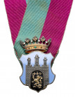 Order / Odznaka z herbem miasta Lwów na wstędze Pięknie wykonany order / odznaka, w srebrze i emaliowana.&nbsp; Mocowana na szpile, do zielono-różowej...