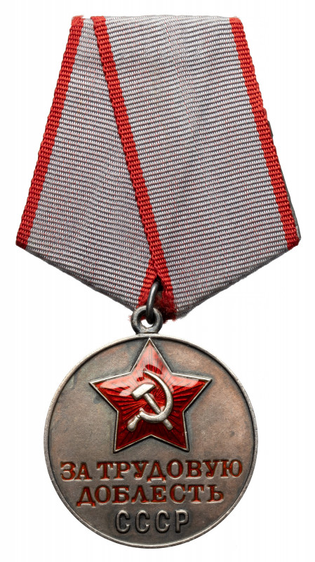 ZSRR, Medal „Za pracowniczą dzielność” #25047 Odznaka z numerem 25047. Późniejsz...