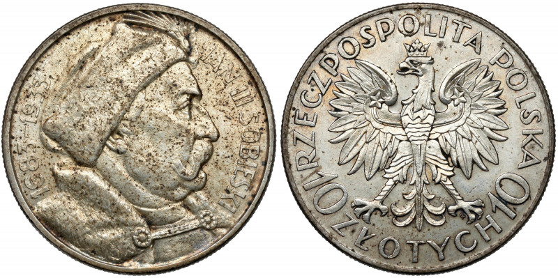 Sobieski 10 złotych 1933 Piękny detal, patyna/nalot od klasera starego typu. 
...