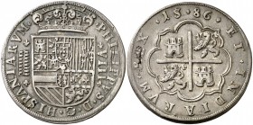 1586. Felipe II. Segovia. 8 reales. (Cal. 176). 27,25 g. Acueducto de siete arcos y dos pisos. Rayitas de acuñación y hojita. Preciosa pátina. Ex Áure...