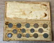 TESSERE. Raccolta di 14 tessere mercantili medievali (XIII-XIV sec.) in cofanetto (periodo '800 - inizi '900). Splendido insieme per collezionisti, st...