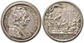 MEDAGLIE PAPALI. ROMA. Benedetto XIII (1724-1730). Medaglia Anno I "La carità del Pontefice verso i poveri e bisognosi". Ag (13,88 g - 32,5 mm). Conia...