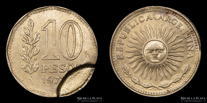 Argentina. Error. 10 Pesos 1977. Incuso Parcial. Bronce; 25mm; 6.48g. (UNC)

E...