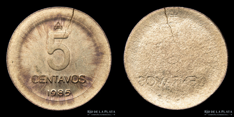 Argentina. Error. 5 Pesos 1985. Incusa y muy expandida. El cospel ingresó y se u...