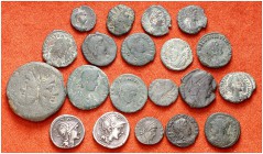Lote de 17 bronces del Bajo Imperio, incluye 1 as y 2 denarios republicanos. Total 20 monedas. A examinar. BC-/MBC+.
