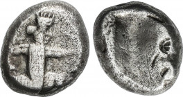 Ancient Greece
Siglos. 450-330 a.C. LYDIA. Anv.: Arquero persa arrodillado a derecha. Rev.: Punzón oblongo. 5,4 grs. AR. Se-4683. MBC-.