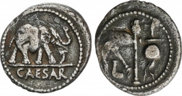 Roman Coins
Empire
Denario. Acuñada el 54-51 a.C. JULIO CÉSAR. Anv.: CAESAR. Elefante a derecha, delante una serpiente. Rev.: Símpulo, aspersorio, h...
