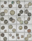 Al-Andalus and Islamic Coins
Lots
Lote 39 monedas. Conjunto de monedas hispano-árabes en AR, AE y Ve. Incluye Dirham de plata emiral con fecha 153H,...