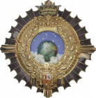 Spanish Decorations
Gran Placa. Anv.: Bola del mundo sobre cielo estrellado y nubes entre corona rel y escudo del Estado Español. 69,82 grs. Metal do...