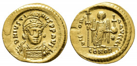 Justinus I (518-527), Solidus,Costantinople (4th officina), AV, (20.6mm, 4,5g ) DNIVSTI-NVS PP AVg, 3/4 bust, crested helmet, cuirassed. Decorated shi...