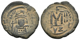 Heraclius. 610-641. Æ Follis (32.2mm, 11.5 g). Cyzicus mint, 2nd officina. Dated RY 4 (AD 613/4). Helmeted, diademed, and cuirassed facing bust, holdi...