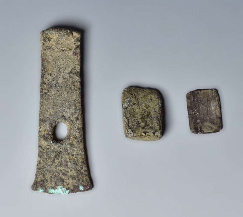 ARQUEOLOGÍA. ROMA. Imperio Romano. Lote de 3 objetos: dos bronces y una placa de...