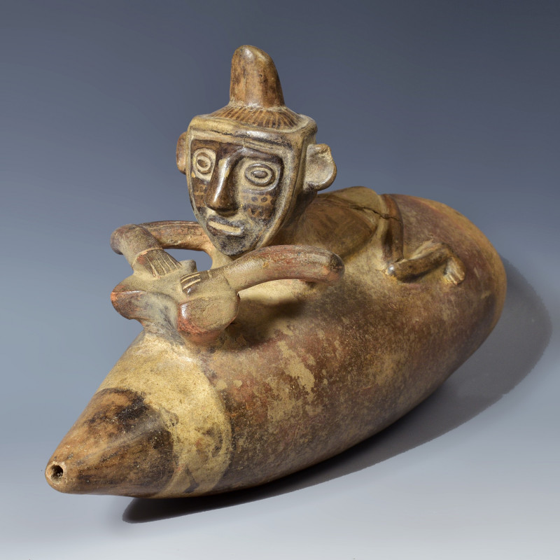 ARQUEOLOGÍA. PREHISPÁNICO. Figura masculina navegando en una totora. Cultura Lam...