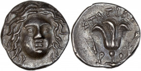 Carie - Rhodes - (205-190 av J.-C) Ar - Drachme.
A/ Helios de face.
R/ ΣT AΣIΩN ϙ, 
Rose, en-dessous, une foudre et la lettre koppa (ϙ).
15mm - 2.94g ...