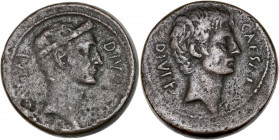 Octave et Jules César (38 av J.-C.) - Ae - Sesterce - Rome.
A/ CAESAR DIVI F,
Octavius à droite lauré.
R/ DIVOS IVLIVS,
Julius Caesar à droite.
3...