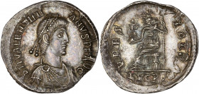 Valentinien II (375-392 apr. J-C) - Ar - Silique - Lyon.
A/ D N VALENTINI ANVS P F AVG,
Valentinien II diadémé à droite et drapé.
R/ VRBS ROMA, exergu...