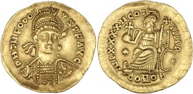 Theodose II (430-440) - Or - Solidus- Constantinople.
A/ D H THEODOS YSPFAVG ,
Théodose II de face, diadémé et casqué, portant une cuirasse.
R/ VOT...
