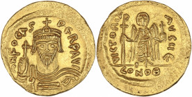 Phocas (602-610 apr J.C.) - Or - Solidus - Constantinople. 
A/ O N FOCAS PERP AVI,
Phocas de face, diadémé et cuirassé, tenant de la main droite un gl...