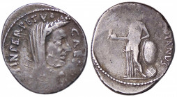 ROMANE IMPERIALI - Giulio Cesare († 44 a.C.) - Denario B. 42; Cr. 480/15 (AG g. 4,01) Debolezza marginale di conio
 Debolezza marginale di conio
qBB...