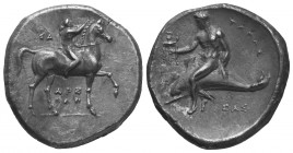 Kalabrien. Tarent.

 Didrachme oder Nomos (Silber). Ca. 302 - 280 v. Chr.
Vs: Nackter Jüngling, das Pferd bekränzend nach rechts reitend; im Feld l...