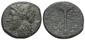 Bruttium. Rhegion.

 Bronze. Ca. 260 - 215 v. Chr.
Vs: Kopf des Apollon mit Lorbeerkranz links; rechts im Feld Füllhorn.
Rs: Dreifuß.

22 mm. 5,...
