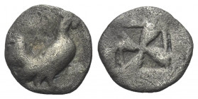 Sizilien. Himera.

 Obol (Silber). Ca. 530 - 483 v. Chr.
Vs: Henne nach rechts stehend.
Rs: Windmühlenförmiges Quadratum incusum.

11 mm. 0,66 g...