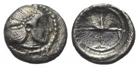 Sizilien. Syrakus.

 Obol (Silber). Ca. 475 - 470 v. Chr.
Vs: Kopf der Arethousa rechts.
Rs: Vierspeichiges Rad.

10 mm. 0,61 g. 

HGC 2, 1371...
