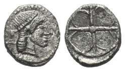 Sizilien. Syrakus.

 Obol (Silber). Ca. 475 - 470 v. Chr.
Vs: Kopf der Arethousa rechts.
Rs: Vierspeichiges Rad.

9 mm. 0,67 g. 

HGC 2, 1371;...